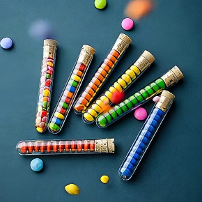 Kunststoff Reagenzgläser mit Naturkorken, befüllt mit kleinen bunten Schokolinsen