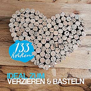 Aus 133 Bastelkorken mach ein DIY Herz verklebt auf Holz