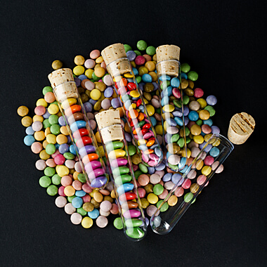 Kunststoff-Reagenzgläser, befüllt mit Schokolinsen