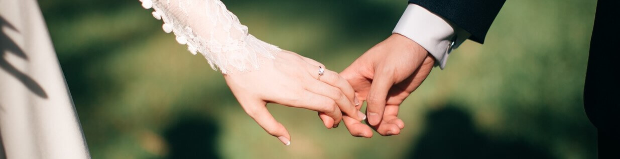 Hochzeitspaar hält Händchen