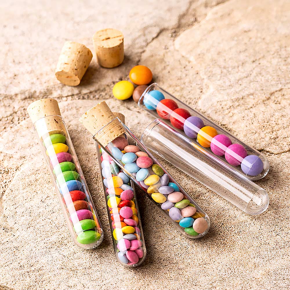 Kunststoff Reagenzgläser mit Naturkorken, befüllt mit kleinen und großen bunten Schokolinsen