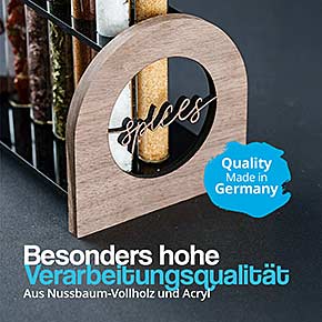 Fein gelaserter Schriftzug Spices im Nussbaum-Holz des Gewürzregals – Detailansicht der Holzverarbeitung