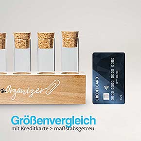 Größenvergleich vom Schreibtisch Organizer mit Gläser und Korken und Kreditkarte