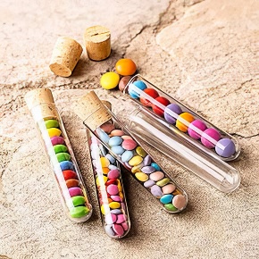 Kunststoff Reagenzgläser mit Naturkorken, befüllt mit kleinen und großen bunten Schokolinsen