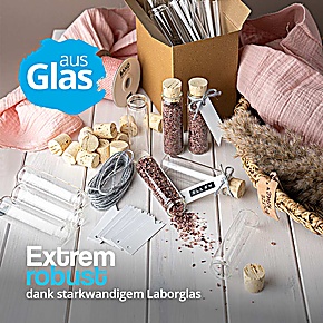 Robuste leere Mini Glasflasche mit Kärtchen zum Verschenken und Befüllen aus starkwandigem Laborglas