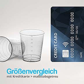 Größenvergleich eines Medizinbechers mit 41 mm Höhe neben einer 85 mm hohen Kreditkarte