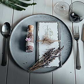  Glasfläschchen mit Korken zur Hochzeit als Tischdekoration befüllt mit Gewürzen