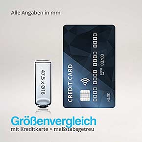 Größenvergleich eines Reagenzglases mit Rundboden (47,5 mm Länge, 16 mm Durchmesser) neben einer Kreditkarte