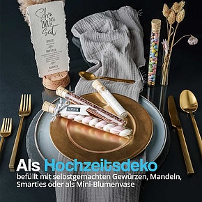 Stilvolle Hochzeitsdeko mit goldfarbenem Besteck und Reagenzgläsern, gefüllt mit Süßigkeiten und Gewürzen – kreative Geschenkidee für Events