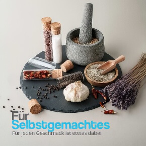 Kleine Gläser mit Korken für selbstgemachte Gewürzmischungen, Kräuter und dekorative Anwendungen in der Küche