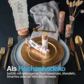 Kleine Glasröhrchen mit Korken als Hochzeitsdeko, befüllt mit Blüten, Gewürzen oder kleinen Gastgeschenken