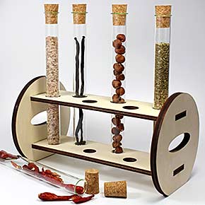 Reagenzglashalter aus Holz mit Reagenzglas dekoriert mit Gewürzen