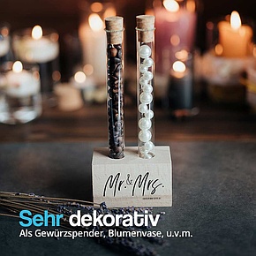 Bedruckter Holzhalter „Mr. & Mrs.“ – stilvolle Dekoration mit Reagenzgläsern, Kaffeebohnen und Perlen, umgeben von Kerzenlicht.