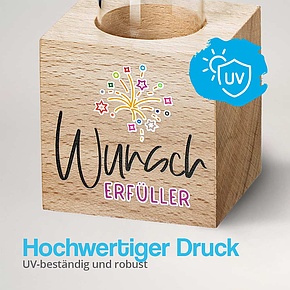 Detailaufnahme des hochwertigen UV-Drucks „Wunscherfüller“ auf dem Holzständer – langlebig und farbintensiv.