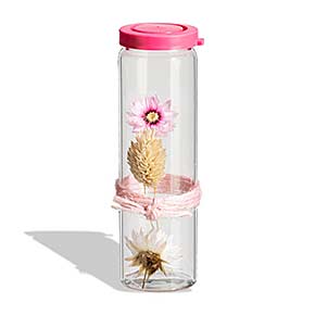 Glasflasche befüllt mit Trockenblumen und pinkem Verschluss