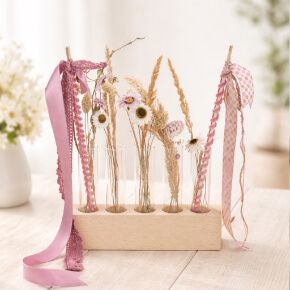 Holzboard mit Reagenzgläsern – kreative DIY-Dekoration mit Trockenblumen, ideal als Geschenkidee oder Tischdeko